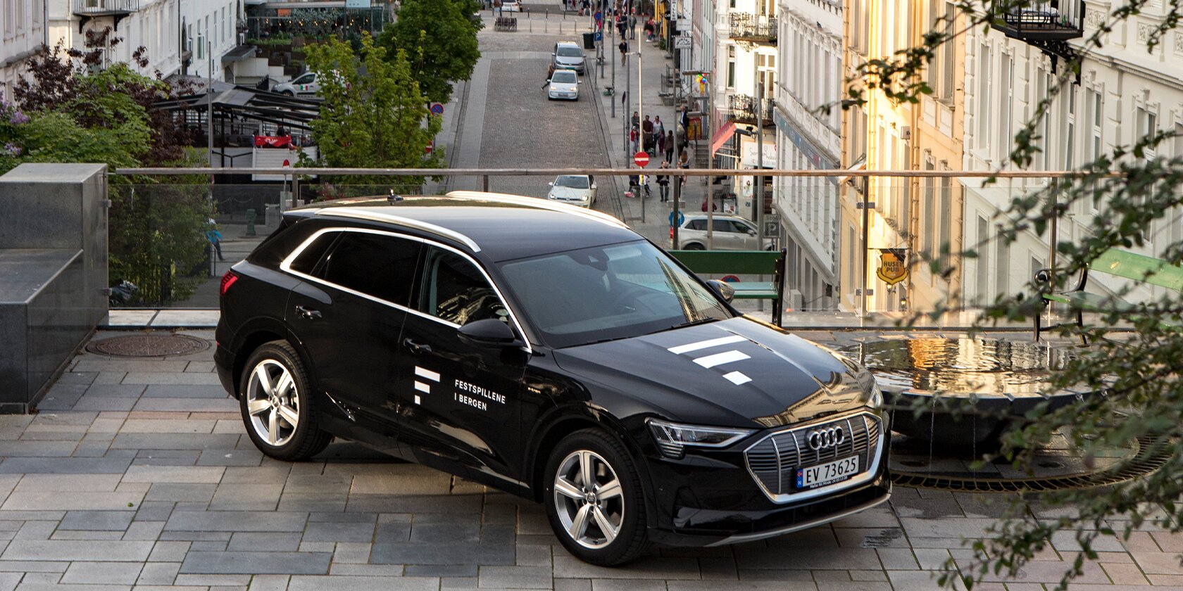 Audi e-tron i Bergen sentrum går i skytteltrafikk mellom ulike arenaer i Bergen.